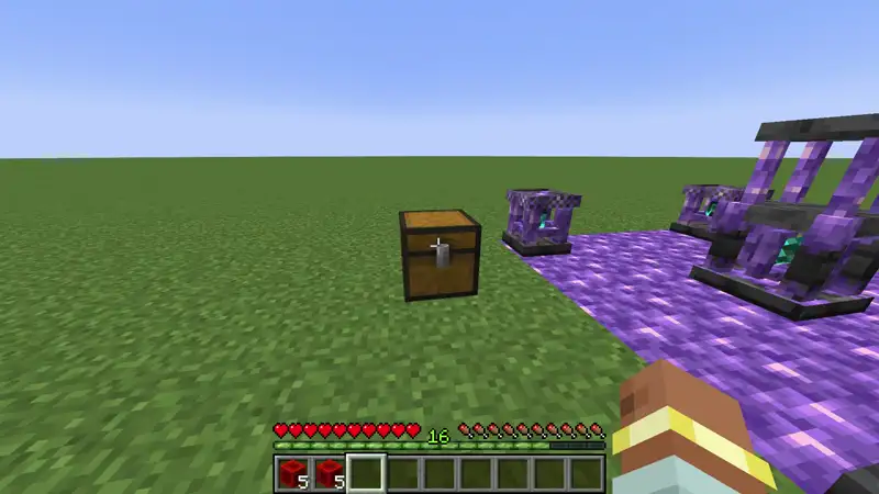 Two entangled stacks of redstone blocks, one in a chest and one in the player's inventory, both counting down together as items are taken.