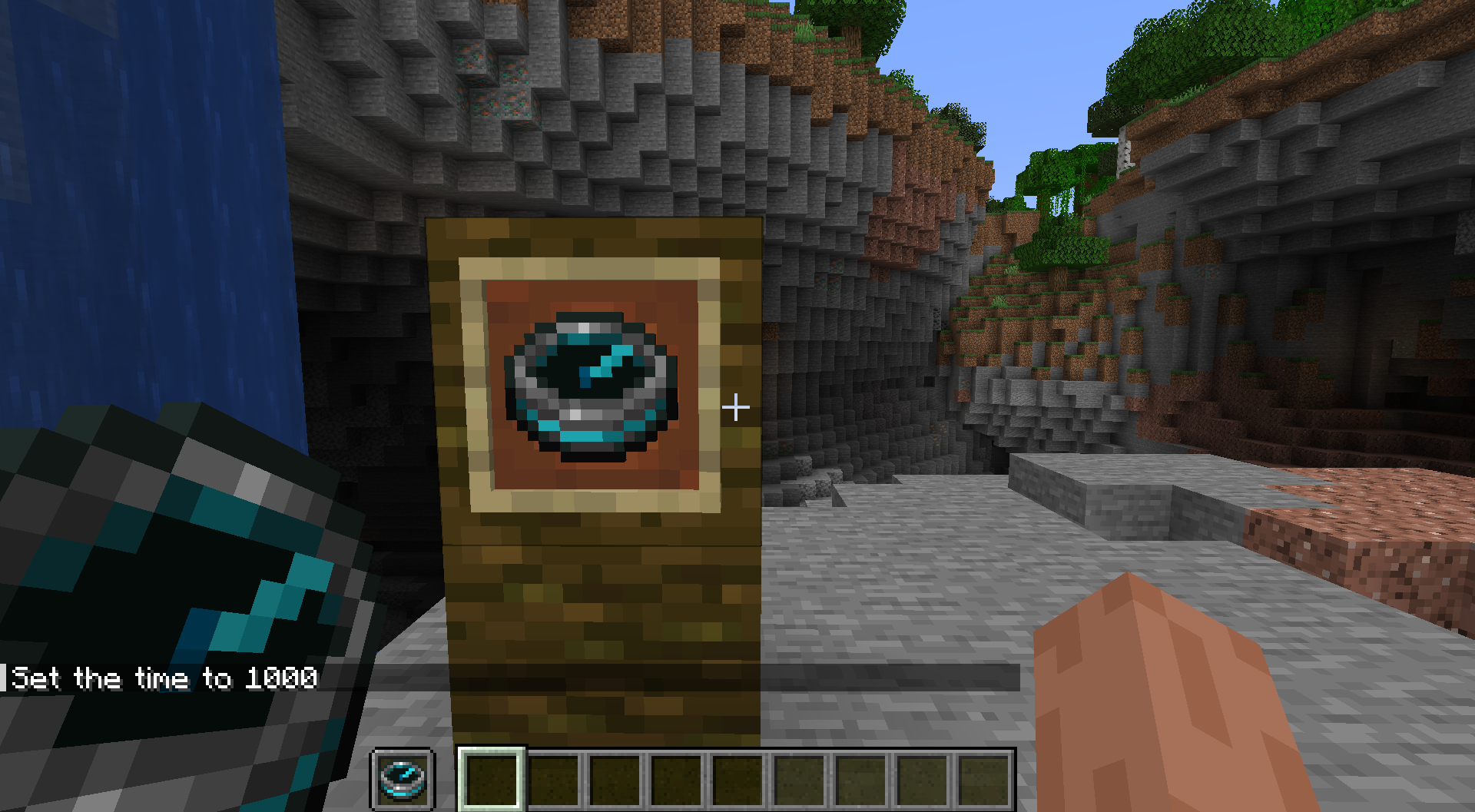 Notice that the item frame matches the held compass, as well as the icon in the offhand slot.