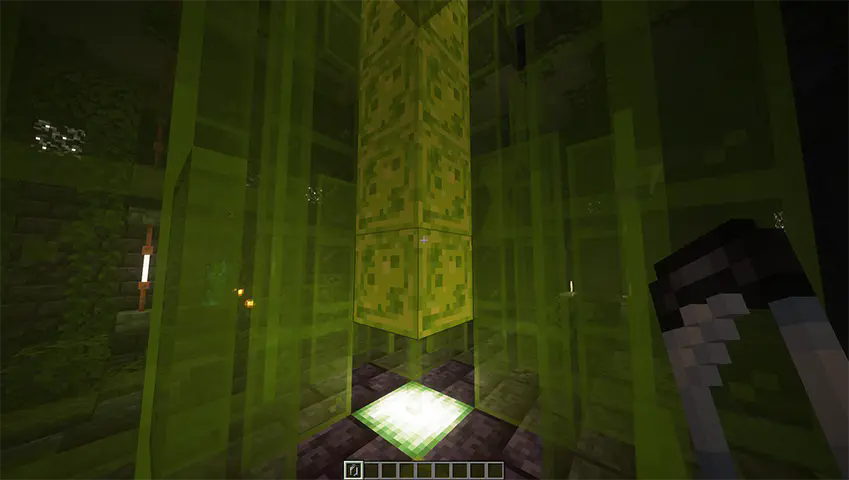 игрок держит пустую пробирку, смотря на пришелецкую слизь